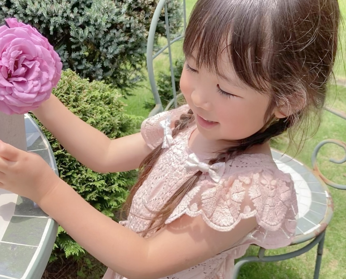 お花を手に取る女の子