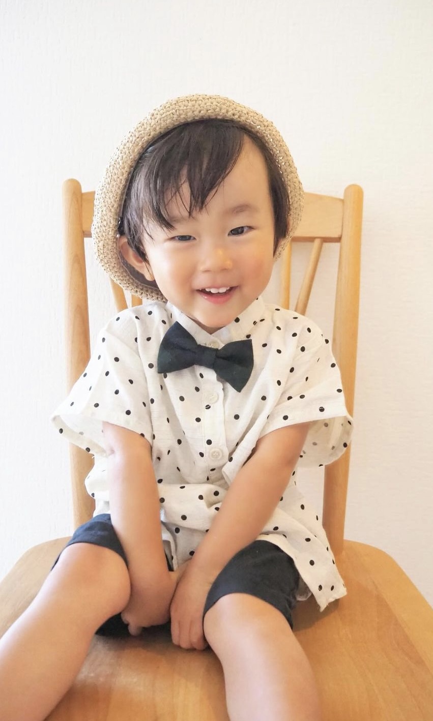 蝶ネクタイを身につけた男の子