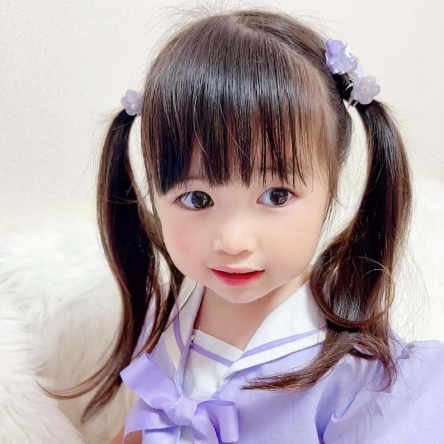 パープルのヘアアクセサリーを身につけた女の子